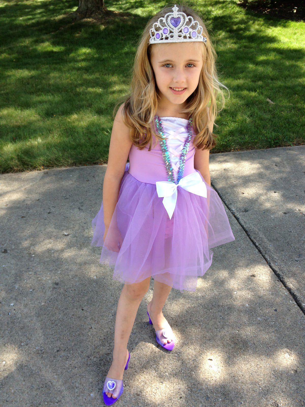 Little sissy. Мальчика переодели в платье принцессы. Мальчика переодели в девочку. Мальчик девочка принцесса. Платье для принцессы 14 лет.